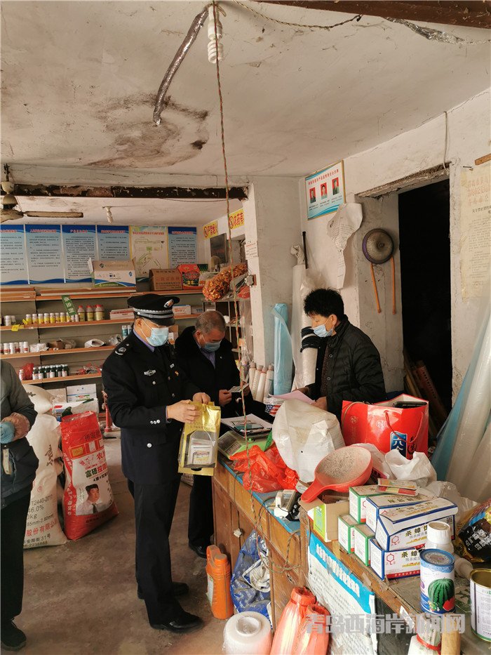 圖1為西海岸新區(qū)農(nóng)業(yè)綜合行政執(zhí)法大隊(duì)執(zhí)法人員在辛安街道農(nóng)藥店檢查。.jpg