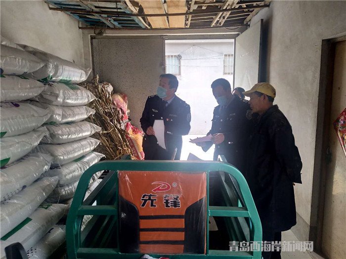 圖為西海岸新區(qū)農(nóng)業(yè)綜合行政執(zhí)法大隊(duì)執(zhí)法隊(duì)員在檢查肥料經(jīng)營(yíng)情況。.jpg