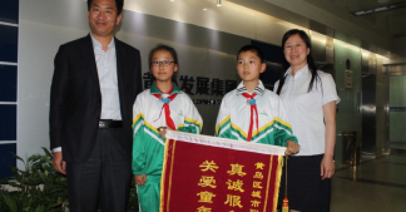 西海岸新區(qū)實(shí)驗(yàn)小學(xué)向我公司贈送錦旗